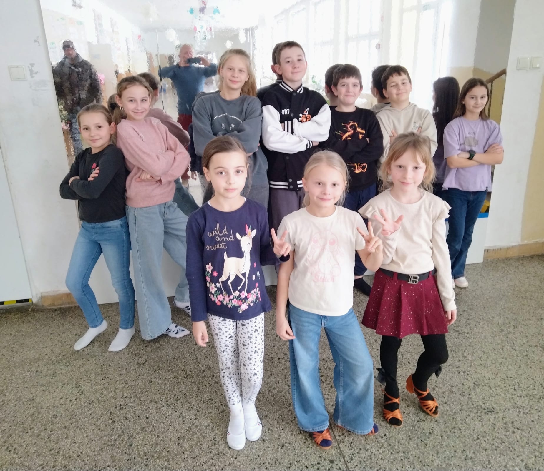 Skupina detí pri zrkadle